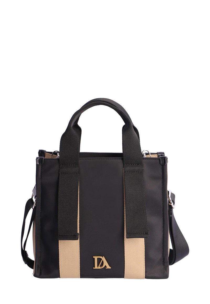 Bolso negro y beige con asas dobles, correa ajustable y un logotipo dorado. Hecho de material sintético, presenta un diseño estructurado.