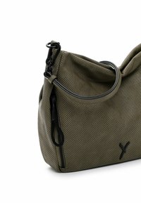 Olivenfarvet perforeret håndtaske lavet af syntetisk materiale, med et sort top-håndtag og lynlåsdetaljer, i en rund form.