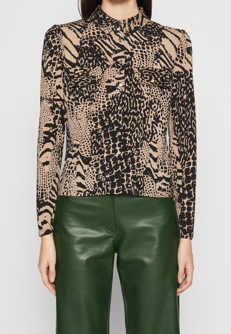 Lange mouwen blouse in beige met zwart dierenprint, met een kraag en knoopsluiting aan de voorkant. Glad materiaal, slim fit en geen gedefinieerde taille.