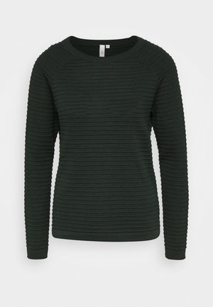 Tmavě zelený žebrovaný pletený svetr s dlouhými rukávy a kulatým výstřihem, uvnitř límce viditelná štítek s velikostí malá.