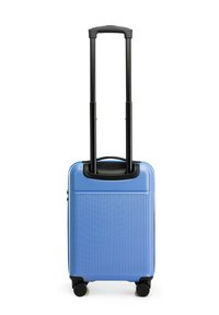 Modrý tvrdý kufr s ribbovanou texturou, černou teleskopickou rukojetí a čtyřmi kolečky pro snadnou mobilitu. Kompaktní design pro snadný transport.