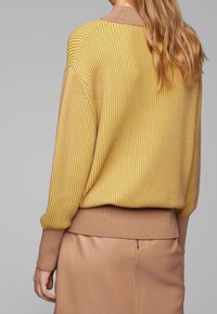 BOSS Stickad tröja - mustard yellow