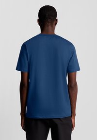 T-shirt navy blu con scollo rotondo e maniche corte, realizzato in un morbido misto cotone. Texture liscia, vestibilità comoda e design semplice senza motivi.