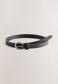 Sort læderbælte med sølvfarvet metalklæde, fladt design med en glat tekstur og en tilspidset ende for en sikker pasform.