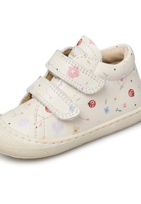 Witte leren schoen met bloemen- en lieveheersbeestje-patronen, uitgerust met twee klittenbandsluitsingen, een gezandstraalde rubberen zool en gestikte details.