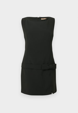 Zwarte mouwloze jurk van gladde stof, met een aansluitend silhouet, een zijsplit en een strikdetail in de taille. Achterritssluiting.