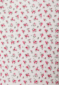 Tecido floral com pequenas flores em rosa e vermelho, com detalhes em verde sobre um fundo branco, texturizado com riscas verticais.