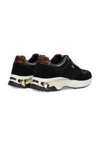 Schwarze Sneaker mit Obermaterial aus Mesh und Wildleder, braun-schwarze gestreifte Akzente an der Ferse und goldene Akzente auf der weißen Zwischensohle.