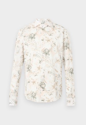 Langermet skjorte med knapper, med mønster i blek beige, grå og lys fersken av blomster og paisley på hvit bakgrunn.