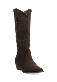 Bota vaquera de ante marrón con punta puntiaguda, altura media hasta la pantorrilla y costuras decorativas a los lados. Tacón de madera.