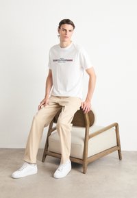 Tommy Hilfiger CHEST STRIPE TEE - T-shirt con stampa - white