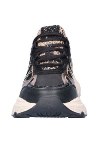 Vooraanzicht van een zwart en beige sneaker met dierenprint, textuurpanelen, zwarte veters en dikke witte zool tegen een witte achtergrond.