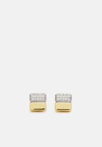 Boucles d'oreilles en or et argent avec un dessus argent texturé au motif semblable à des diamants et une base en or lisse.