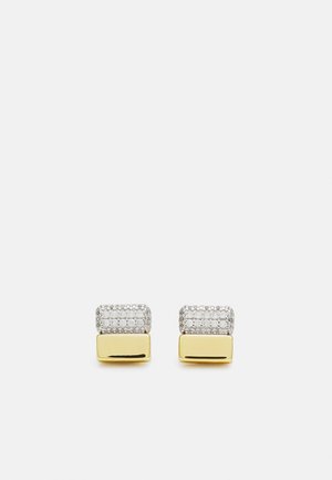 Ohrringe aus Gold und Silber mit einer strukturierten Silberoberfläche im diamantähnlichen Muster und einer glatten Goldbasis.