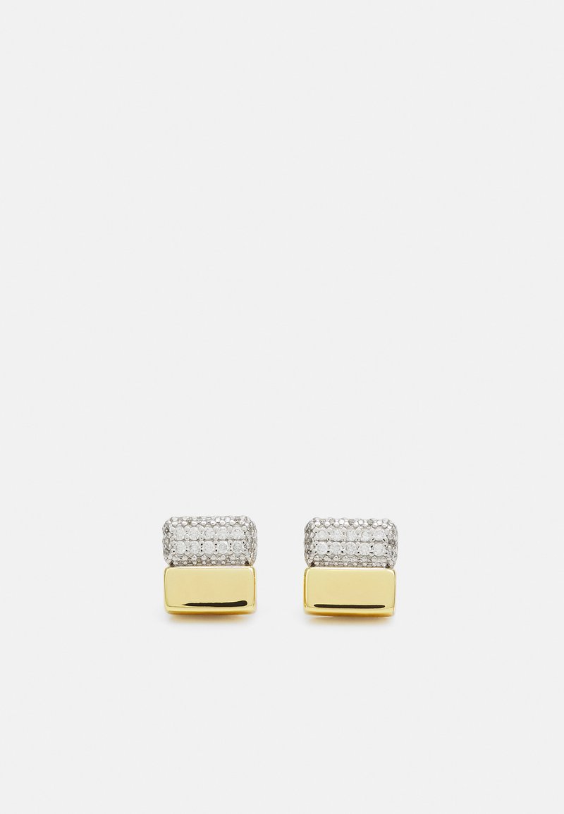 Boucles d'oreilles en or et argent avec un dessus argent texturé au motif semblable à des diamants et une base en or lisse.