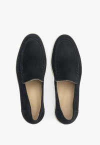 Zwarte nubuck instappers met een ronde neus, decoratieve stiksels en een minimalistisch ontwerp; voorzien van een gladde binnenvoering en een lichte zool.