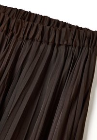 Donkerbruine geplisseerde rok met een elastische tailleband, van dichtbij weergegeven tegen een witte achtergrond.