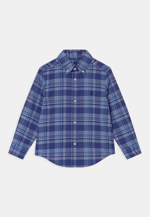 Niebieska koszula w kratę na guziki z długimi rękawami, z jasnoniebieskimi i białymi liniami, zaostrzonym kołnierzykiem i zakrzywionym dolnym brzegiem.
