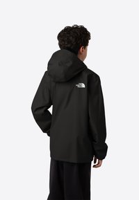 Černá nepromokavá bunda s kapucí, dlouhými rukávy a elastickými manžetami. Na horní části zad je bílý logo, hladký povrch.