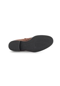 Bruine leren schoen met een platte rubberen zool. Kenmerkt zich door een glad bovenwerk en minimale stikdetails. Geprofileerde zwarte buitenzool voor grip.