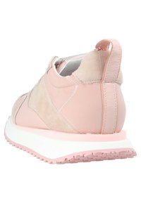 Różowe sneakersy z połączeniem gładkich i teksturowanych materiałów, z wyściółką wokół kostki, białą podeszwą środkową i teksturowaną gumową podeszwą na zewnątrz.