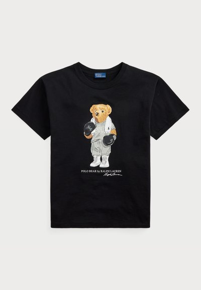 Camiseta de algodón negra con un gráfico de un oso de polo vestido con un traje deportivo y guantes de boxeo. El texto debajo dice "POLO BEAR by RALPH LAUREN."