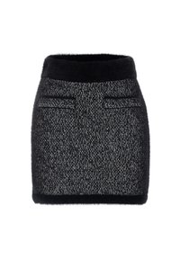 Mustat ja harmaat tweed-hameet, joissa on pörröinen musta vyötärö. Omistaa kaksi etutaskua ja suoraviivaisen leikkauksen.