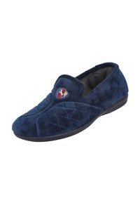 Zapatilla de color azul marino con patrón acolchado y emblema rojo en contraste. Material suave, diseño de tipo slip-on y suela negra para uso en interiores.