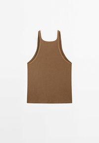 Brązowy tank top z prążkowanym wzorem, charakteryzujący się okrągłym dekoltem, szerokimi ramiączkami i prostym dołem. Wykonany z miękkiego, elastycznego materiału.