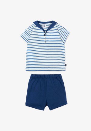 Ensemble deux pièces pour enfants avec chemise à manches courtes à rayures blanches et bleues, col bleu marine, associé à un short bleu marine uni avec taille élastiquée.