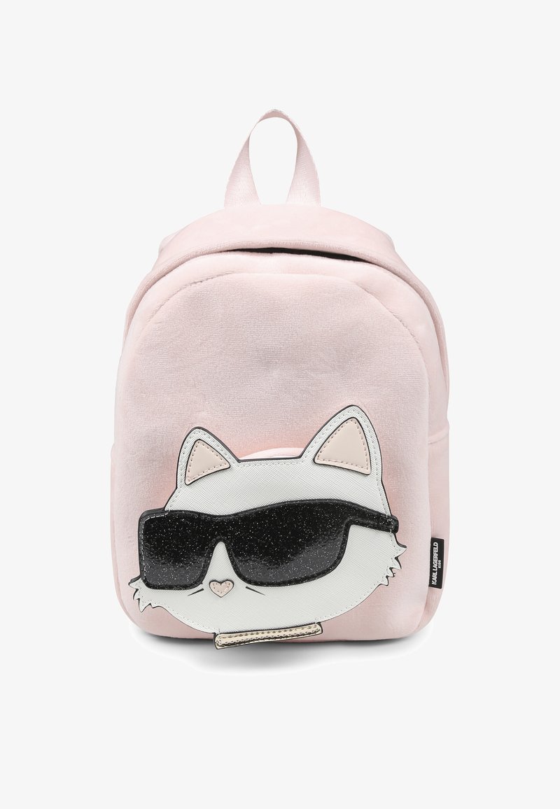 Sac à dos en velours rose avec un design de chat blanc portant des lunettes de soleil noires et des accents scintillants. Forme arrondie avec une poignée supérieure et une fermeture éclair.