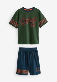 Grön bomullströja med trycket "Detroit 95" i orange, tillsammans med marinblå shorts med orangea ränder och broderad "95."