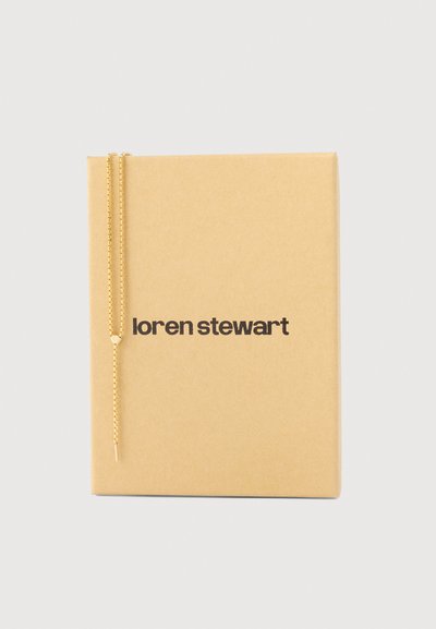 Καφέ χαρτονένια συσκευασία με χρυσή αλυσίδα και εκτυπωμένο το κείμενο "loren stewart" μπροστά. Απλός, ορθογών�ιος σχεδιασμός.