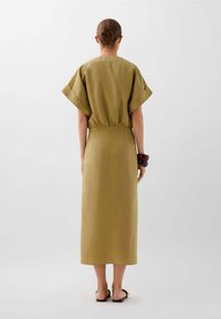 Olijfgroene midi-jurk met korte, brede mouwen, een getailleerde taille en een rechte snit, gemaakt van een gladde stof. Minimalistisch ontwerp zonder patronen.