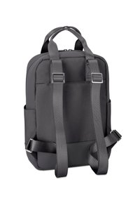 Mochila negra de nylon con correas acolchadas y forma rectangular. Presenta herrajes plateados y bolsillos laterales para almacenamiento adicional.