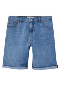 Shorts de mezclilla en azul claro con un corte clásico. Presentan dobladillo enrollado, cinco bolsillos y herrajes en tono cobre. Tejido suave y texturizado.