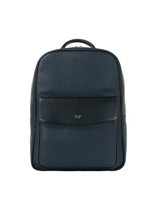 Zaino in pelle blu navy testurizzata con patta liscia sulla tasca frontale e piccolo emblema metallico a forma di animale al centro.