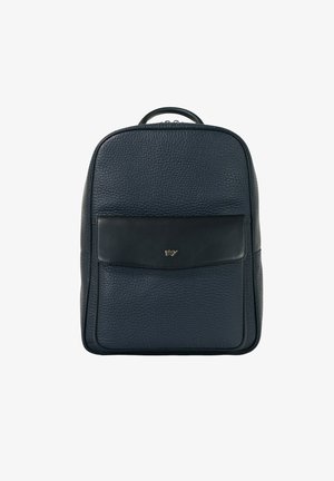 Zaino in pelle blu navy testurizzata con patta liscia sulla tasca frontale e piccolo emblema metallico a forma di animale al centro.