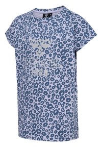 Ljuslila t-shirt med ett blått leopardmönster, korta ärmar och en silvergrafik med texten "HUMMEL" och "1933".