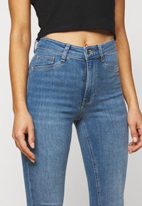Gina Tricot Petite HIGH WAIST - Aptempti džinsai - mid blue