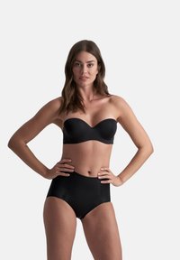 Černý bikini top bez ramínek s hladkým povrchem a tvarovanými košíčky, doplněný černými bikinovými kalhotkami s vysokým pasem a bezproblémovým designem.