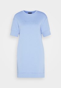 Ljusblå klänning med kort ärm, tillverkad av mjukt tyg. Har rund halsringning och ribbade detaljer vid ärmar och nederkant, med broderad logotyp.