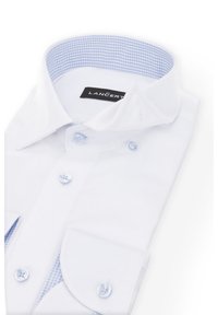 Biała koszula z długim rękawem z delikatnym niebieskim wzorem w kratkę wewnątrz kołnierza, gładka w dotyku, z guzikami w kolorze koszuli.
