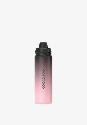Hohe Sport-Wasserflasche mit Verlauf von Schwarz zu Pink, schwarzem Schraubverschluss und „coocazoo“-Logo vorne.