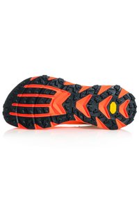 La suola della scarpa sportiva presenta una base in gomma nera con tasselli di trazione arancioni brillanti. Design distintivo del battistrada multidirezionale per una migliore aderenza.