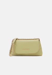 Borsa a tracolla verde in pelle con catena, chiusura a pattina, logo in rilievo e texture liscia. Forma rettangolare compatta.