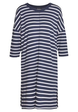 Vestido hasta la rodilla con rayas horizontales en azul marino y blanco, mangas tres cuartos y escote redondo.