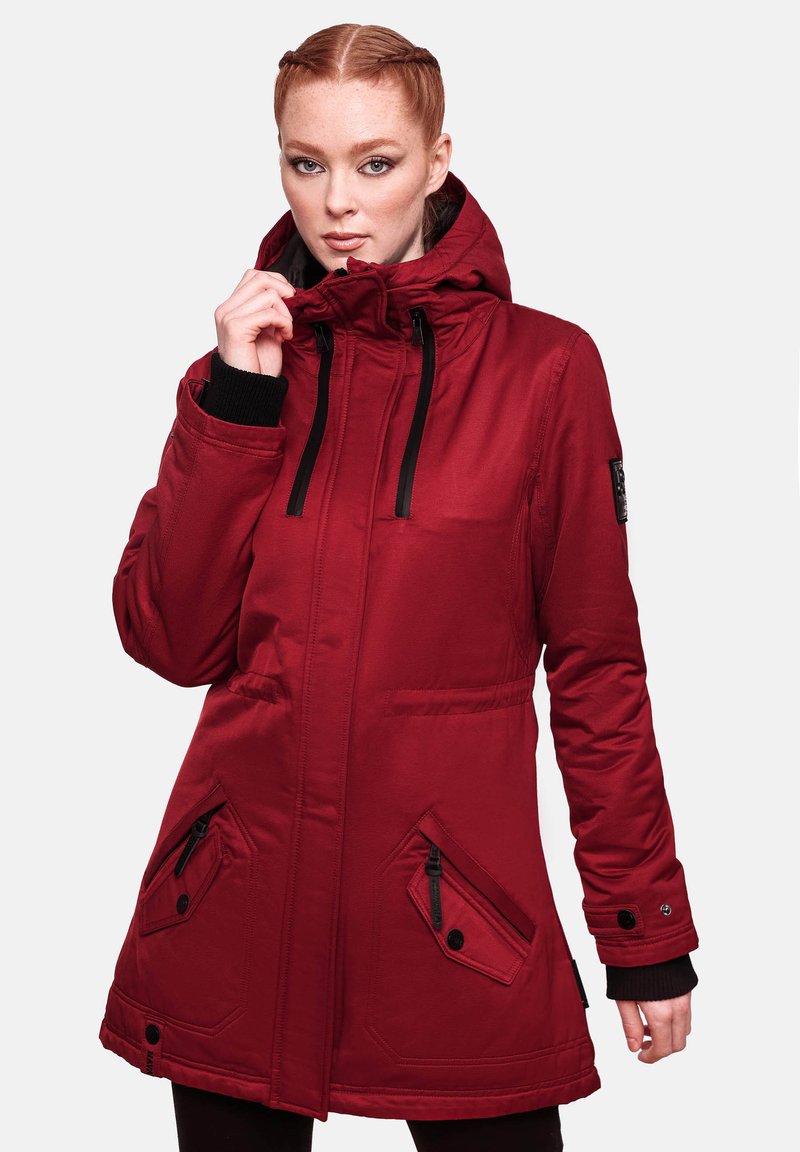 Chaqueta parka roja con capucha, cordones ajustables, detalles de hardware negro, puños elásticos y bolsillos laterales. Textura de tela suave.