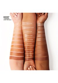 Iconic London RADIANCE BOOSTER - Bronzer - champagne glow