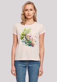 Hellgraues Baumwoll-T-Shirt mit buntem floralen Grafikdruck, der Grünpflanzen, Blumen und Schmetterlinge zeigt. Mit kurzen Ärmeln und lockerer Passform.